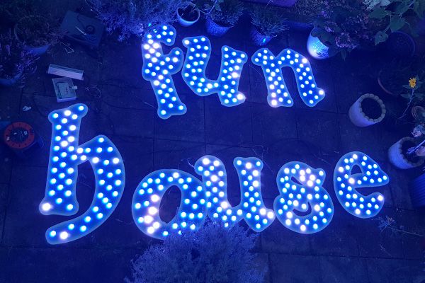 九游老哥俱乐部照明的娱光灯用在英国游乐装备展示